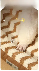 Détail d'une patte de chien sur un tapis polaire doux avec étiquette PET NEST MAT
