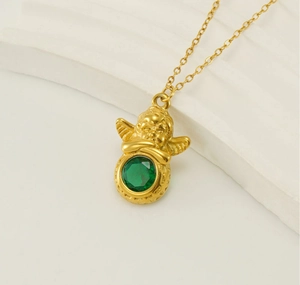 Detailopname van de 18k vergulde engel hanger met een groene gefacetteerde zirkoon