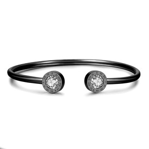 Brazalete abierto de acero inoxidable negro con números romanos y circonitas