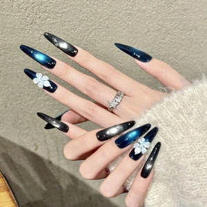 Unghie finte stiletto fatte a mano con sfumatura blu scuro, fiori 3D ed effetto cat-eye