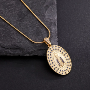 Collana con ciondolo ovale dorato con rilievo della Vergine Maria e zirconi blu su pietra