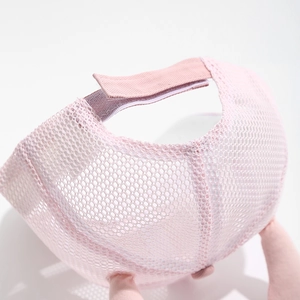 Vue arrière de la casquette rose en maille pour enfant avec sangle velcro et tissu aéré