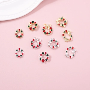 Détail de bijoux d'ongles de Noël en alliage avec couronnes et strass multicolores