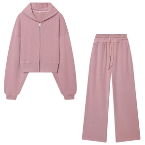 Ensemble jogging femme avec sweat à capuche zippé et pantalon large en velours rose
