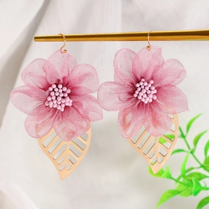 Orecchini a fiore in tessuto rosa con foglie dorate su espositore minimalista