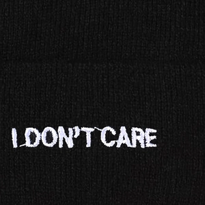 Klassische schwarze Strickmütze mit weißer I DON'T CARE Stickerei für herbstlichen Streetstyle
