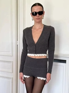 Vue détaillée de l'ensemble gilet et short en maille gris foncé avec bordure en dentelle blanche