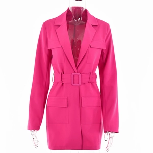 Détail de robe blazer rouge rose avec ceinture à boucle et poches à rabat élégantes