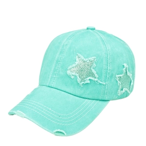 Dettaglio del cappellino vintage verde menta con stella di paillettes e stile vissuto
