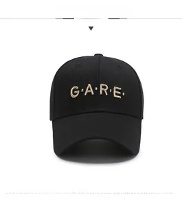 Dettaglio del ricamo 3D beige G.A.R.E. su un berretto da baseball in cotone nero