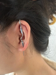 Manchette d'oreille argentée style métal liquide ondulé pour cartilage sans perçage