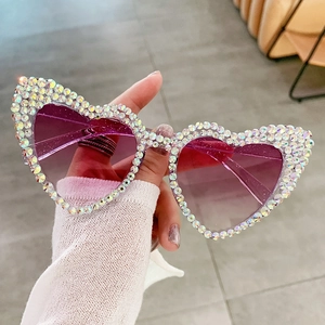 Occhiali da sole a cuore alla moda con strass AB scintillanti e lenti viola sfumate
