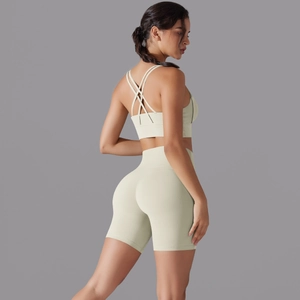 Dettaglio posteriore del set yoga color crema con reggiseno incrociato e pantaloncini