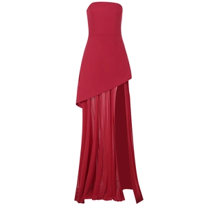 Robe rouge élégante à épaules dénudées avec ourlet asymétrique en tulle et fente haute
