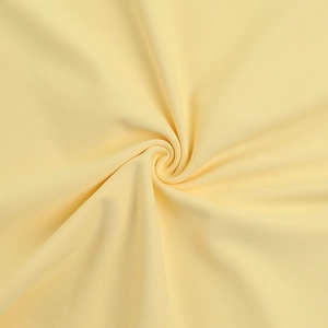 Détail du tissu en maille jaune pâle montrant la texture élastique et le drapé de la robe