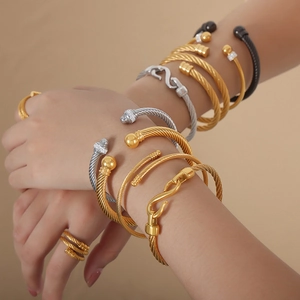 Ensemble de bracelets et bagues torsadés minimalistes en finitions or et argent