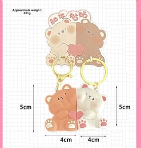 Detail view of cartoon bear keychain set with dimensions 5cm and 4cm and weight info