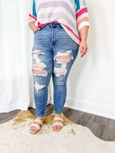 Vue détaillée du jean skinny bleu clair avec déchirures et effet usé sur mannequin