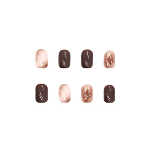 Faux ongles marron mocha et marbre avec accents de feuilles d'or sur fond blanc