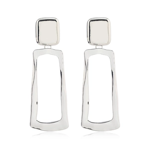 Vue détaillée des boucles d'oreilles géométriques en argent avec cadres carrés et rectangulaires