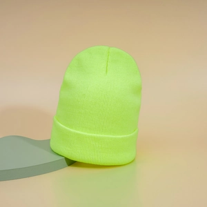 Détail du bonnet en maille côtelée vert fluo montrant le tissu chaud et le revers