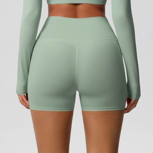Gros plan du short de yoga taille haute avec couture en V et effet sculptant fessier