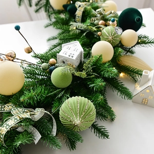 Couronne de Noël de 60cm avec aiguilles de pin, boules dorées et mini maisons blanches