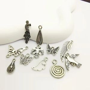 Set aus antiken Silberanhängern mit Schmetterling, Pfau und Flügeln für DIY-Schmuck