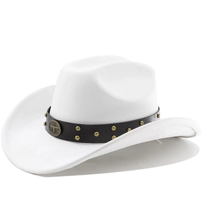 Détail d'un chapeau de cowboy blanc avec bande en cuir, clous dorés et insigne