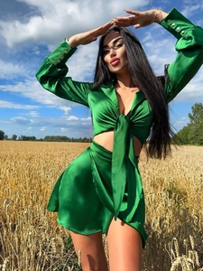 Schickes leuchtend grünes Satin-Zweiteiler-Set mit Langarm-Crop-Top und Minirock