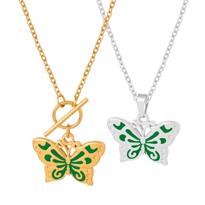 Colliers avec pendentif papillon en émail vert et fermoir OT en or et argent