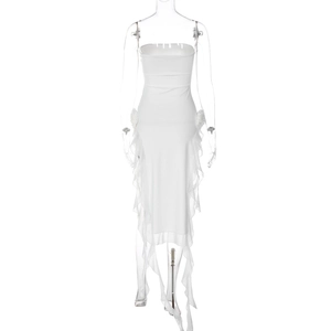 Détail d'une robe bustier blanche avec volants en mousseline transparente et fente latérale