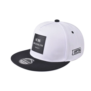 Gedetailleerde close-up van Brooklyn N'86 borduursel en stiksels op de snapback pet