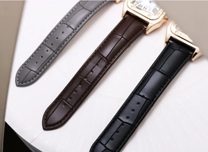 Dettaglio di orologio al quarzo quadrato di lusso con cinturini in pelle di coccodrillo