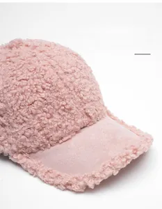 Dettaglio cappellino baseball in pile rosa con lana testurizzata e visiera regolabile