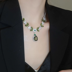 Dettaglio della collana in argento con gemme a foglia verde e pendente a goccia