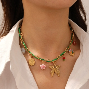 Goldkette und grünes Seil Halskette mit 3D Schmetterling und Blumenanhängern am Model