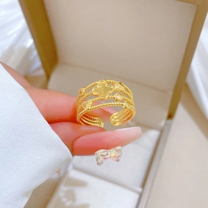 Primo piano dettagliato di un anello a quadrifoglio dorato regolabile con trama a perline