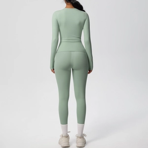 Vista posteriore del set yoga verde chiaro con maglia a maniche lunghe e leggings aderenti