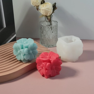 Detalle del molde de silicona de flores cuadradas con velas de pétalos en capas