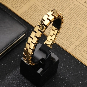 Macro shot of 18K gold plated Z-shaped link bracelet with side bead details