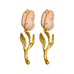 Boucles d'oreilles tulipes vintage avec émail rose et perles élégantes