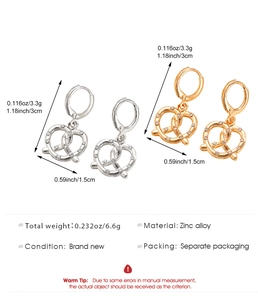Dimensioni dettagliate degli orecchini a cuore pretzel in oro e argento con cristalli