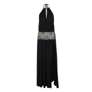 Détail de la robe longue dos nu noire avec taille en dentelle et fente latérale haute