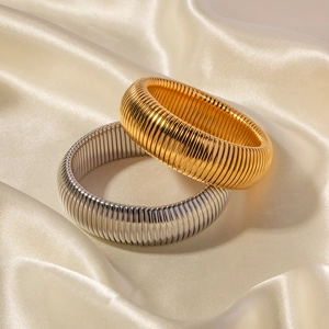 Elastische Schlangenkette Armbänder aus Titanstahl in Gold und Silber auf Seide