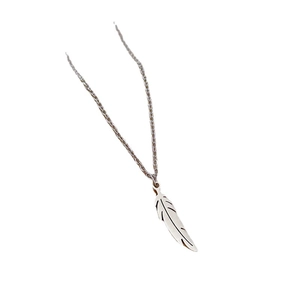 Collier minimaliste en acier titane argenté avec pendentif plume sur fond blanc