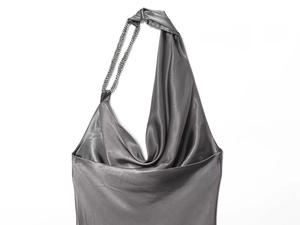 Détail de robe midi en satin gris avec bretelles asymétriques perlées et texture soyeuse
