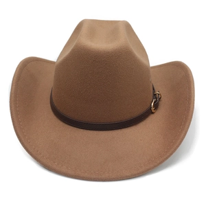 Dettaglio cappello da cowboy marrone con trama in feltro e cinturino con fibbia d'oro