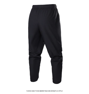 Dettaglio dei pantaloni jogger neri in pile termico con elastico in vita e tessuto morbido