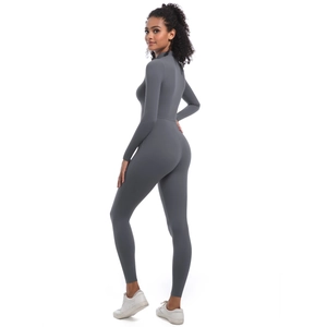 Vue arrière d'une combinaison de yoga gris foncé hautement élastique avec col montant zippé